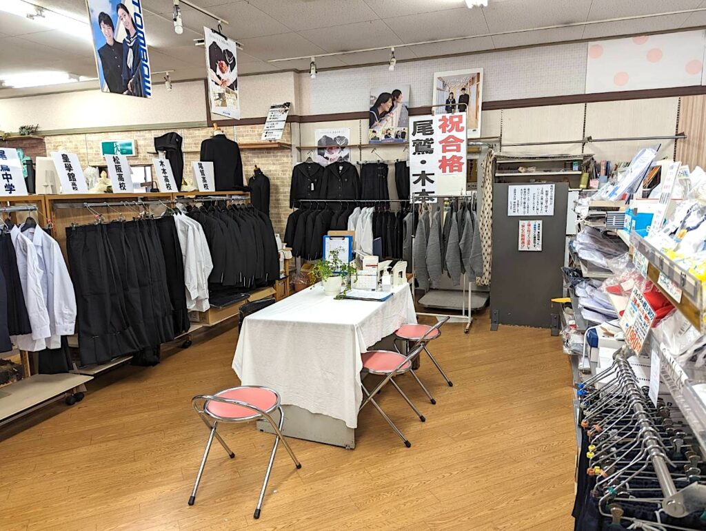 ミヤイ学生服売売場店内1