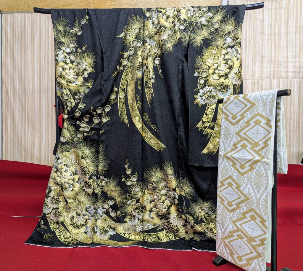 注目振袖その５「黒×金ラメのギャル系振袖①」