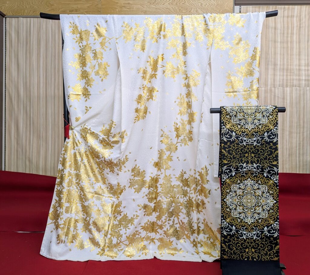 注目振袖その６「白×金ラメ　ギャル系振袖⓶」