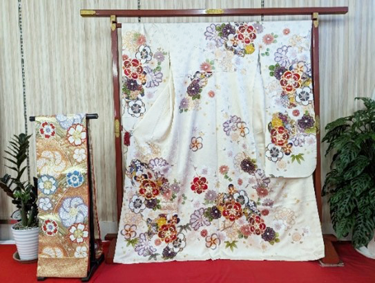 振袖：くすみベージュ　　　菊に牡丹桜など