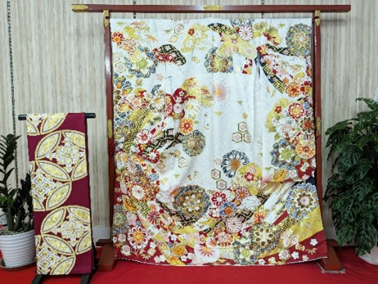 振袖：　古典柄　白　春夏秋冬の花