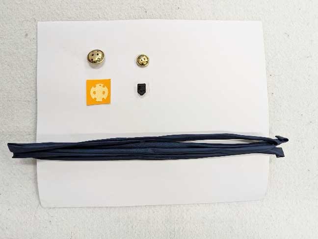 尾鷲中学校制服付属商品：　男子前ボタン・袖ボタン・校章マーク・裏ボタン・女子棒タイ